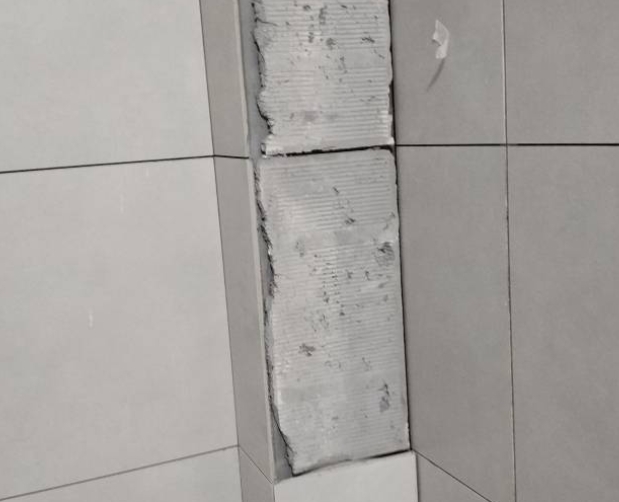 巴宜瓷砖空鼓维修公司分享下瓷砖施工前基层浇水润湿程度不足，可能导致以下问题